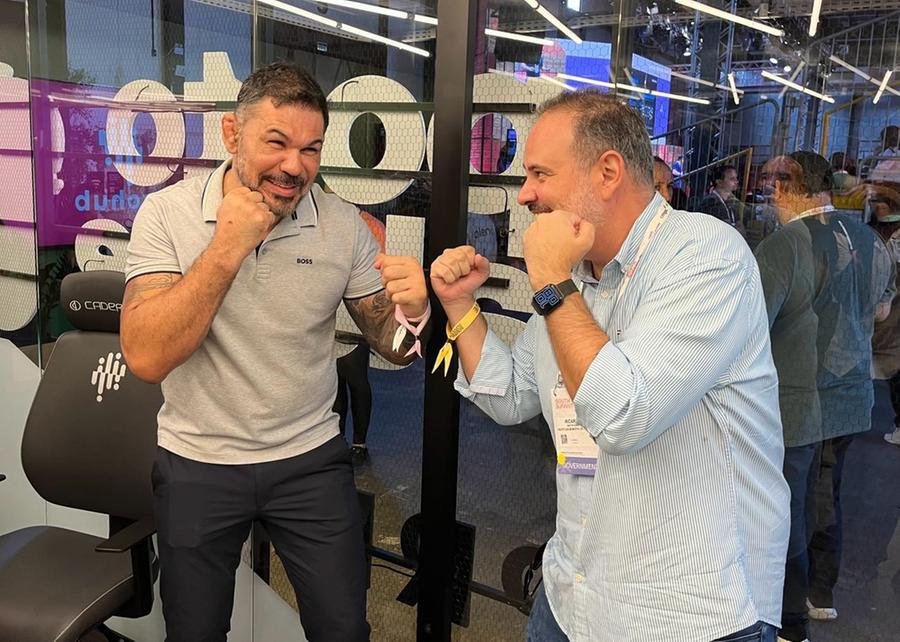Minotauro e o vice-prefeito Ricardo Gomes em momento de descontra&ccedil;&atilde;o no maior encontro global de investidores, empresas e startups