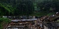 Chuva destruiu parte de um cemitério em Petrópolis