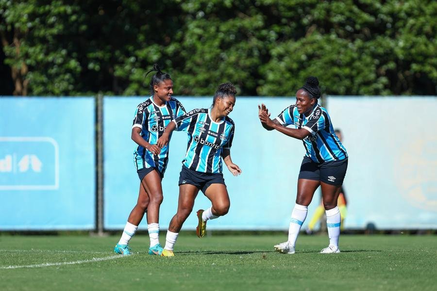 Jogadoras comemoram o gol de Dayana Rodr&iacute;guez
