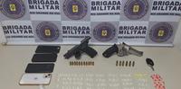 Com os suspeitos foram localizadas duas armas, além de munições, drogas e um celular roubado