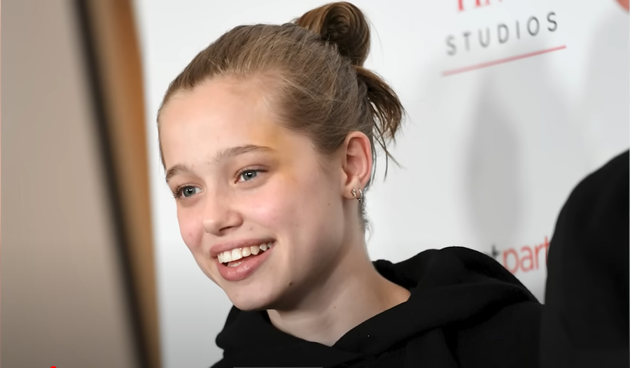 Shiloh Jolie Pitt decidiu morar com o pai ap&oacute;s ele perder uma batalha judicial para sua m&atilde;e em um processo relacionado &agrave; venda de uma vin&iacute;cola na Fran&ccedil;a, a Chateu Miraval, que pertencia ao casal