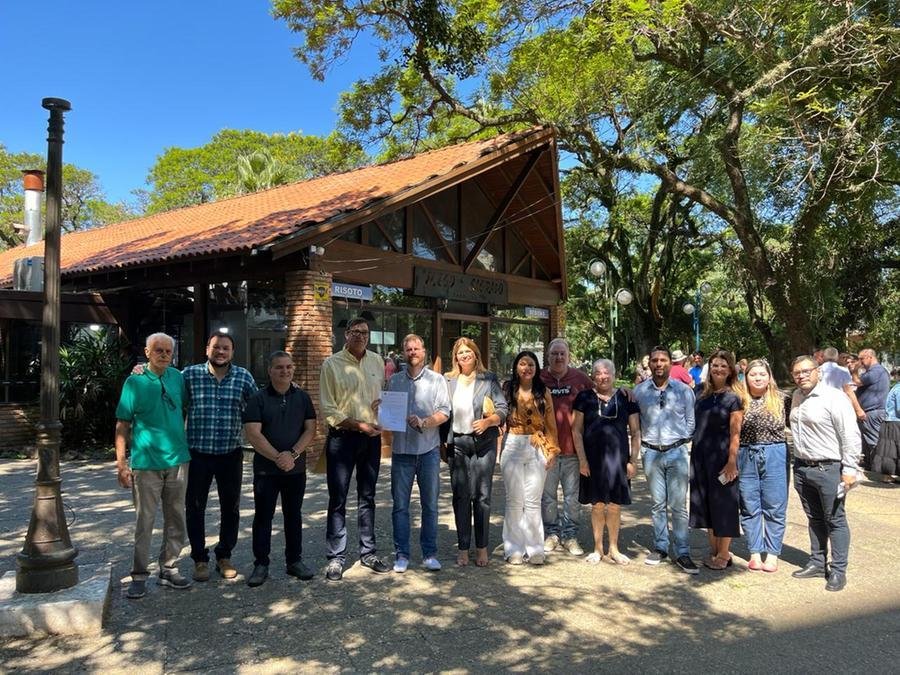 Restaurante da Pra&ccedil;a de Uruguaiana retoma funcionamento e &eacute; ponto de encontro de turistas e gastr&ocirc;nomos locais