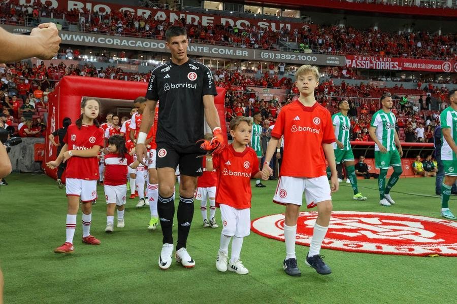 Goleiro uruguaio fez primeiro jogo na temporada e resistiu bem as quedas e choques no jogo