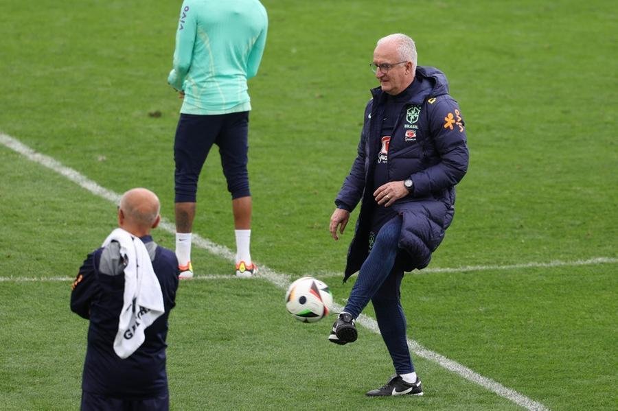 Treinador conseguiu uma vit&oacute;ria e um empate na sua estreia