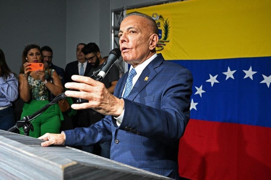 Manuel Rosales formalizou sua candidatura no Conselho Nacional Eleitoral (CNE)