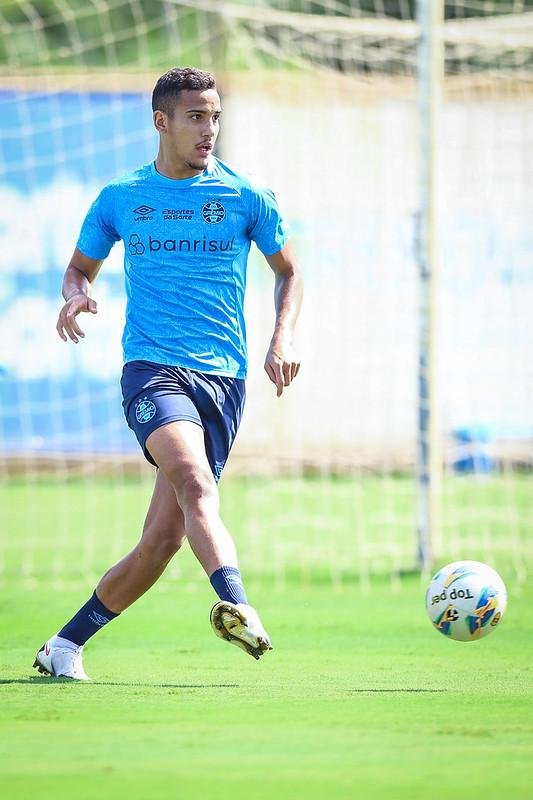 Gr&ecirc;mio encaminha renova&ccedil;&atilde;o de contrato com Gustavo Martins