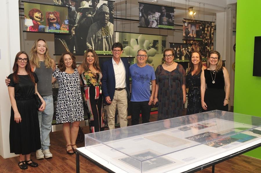 Diretor Caio Klein (ao centro) e funcion&aacute;rios da TVE no evento