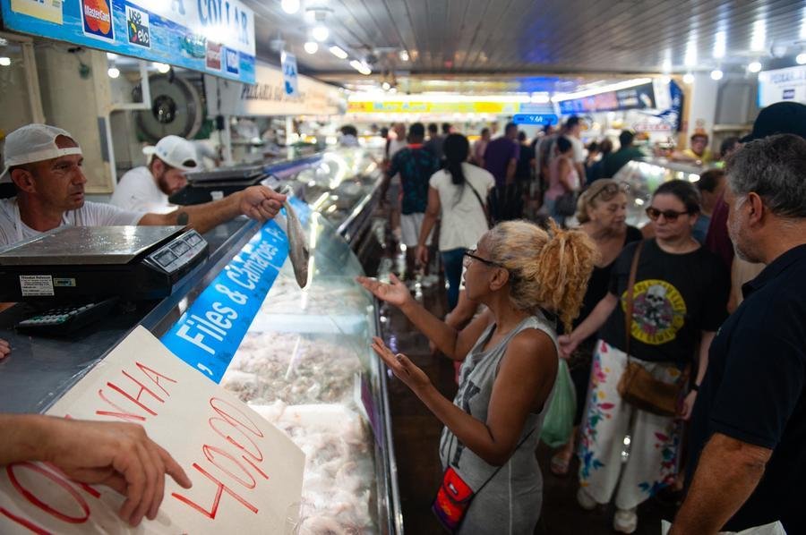 Fluxo na &aacute;rea dos pescados do Mercado P&uacute;blico na sexta-feira santa