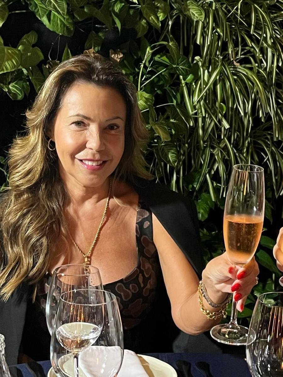 Simone Moretto brindou com as amigas em recente jantar no Le Bateau Ivre