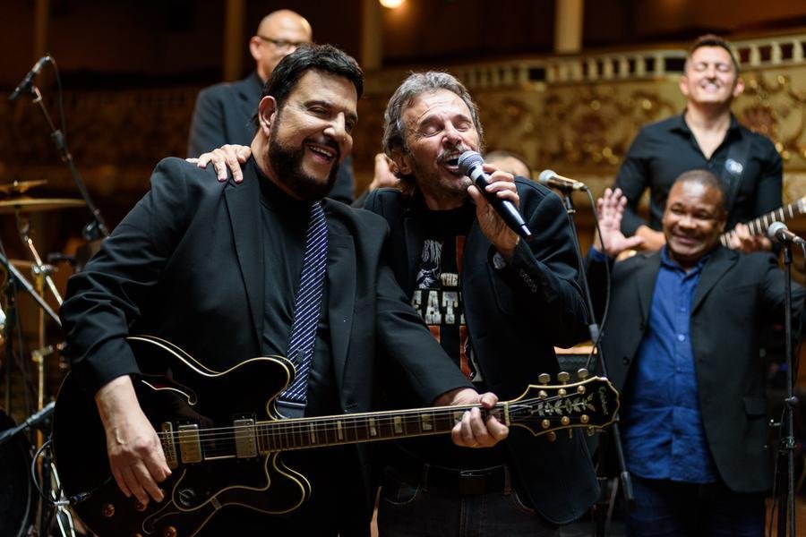 Michael Sullivan e Paulo Massadas executam algumas de suas m&uacute;sicas durante o document&aacute;rio sobre a dupla