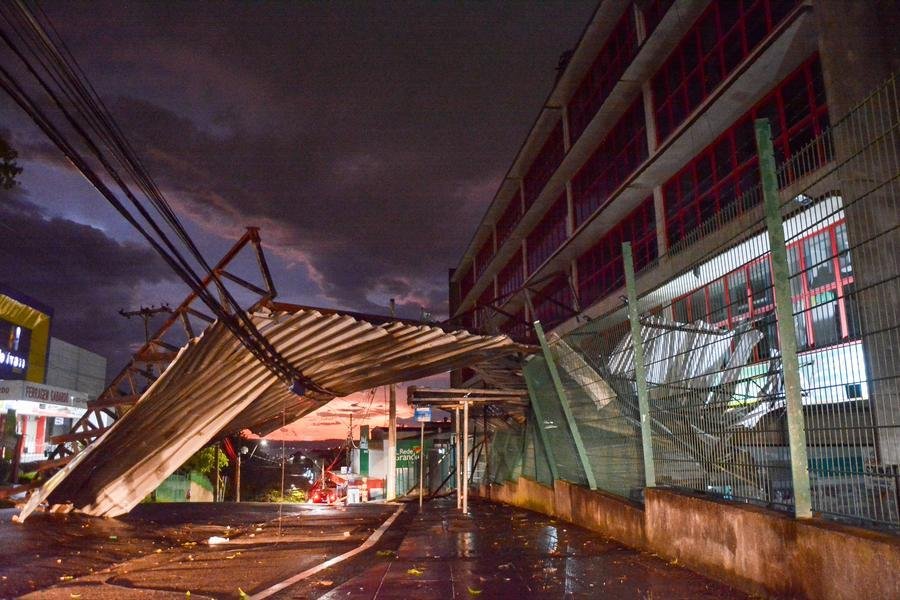 For&ccedil;a dos ventos causou destelhamentos em Porto Alegre