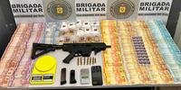 Na residência do suspeito, a Brigada Militar encontrou uma arma artesanal, munições, drogas e mais de R$ 15 mil em dinheiro