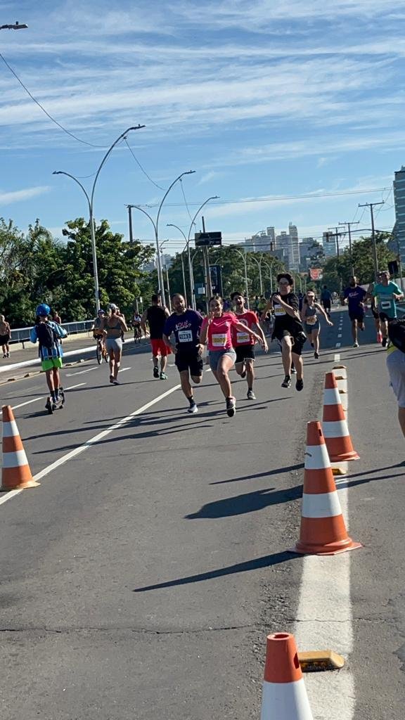 Corrida Qu&eacute; Correr reuniu por volta de 800 participantes na regi&atilde;o da orla do Gua&iacute;ba