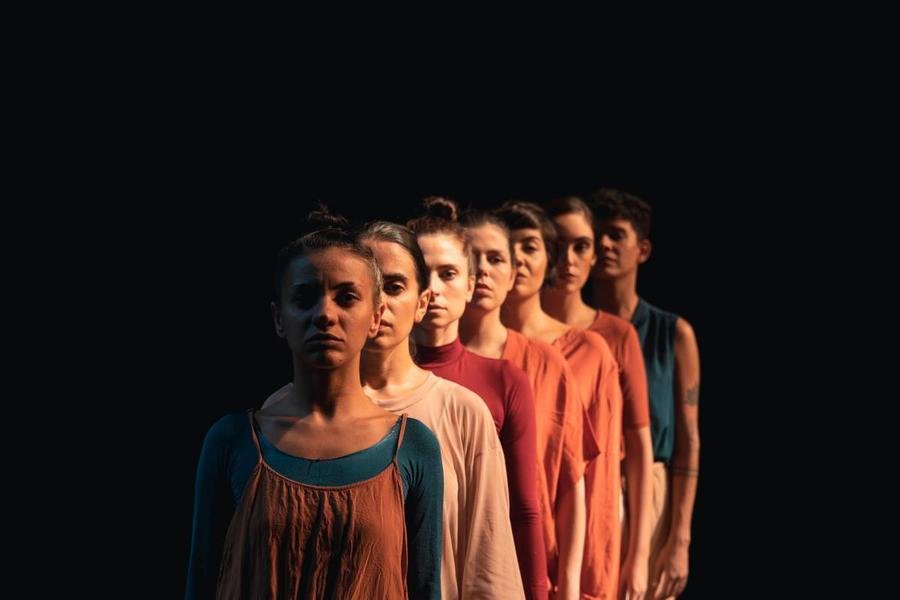 "F&iacute;sico, verbal e emocional", performance com coreografia de Juliana Kis
