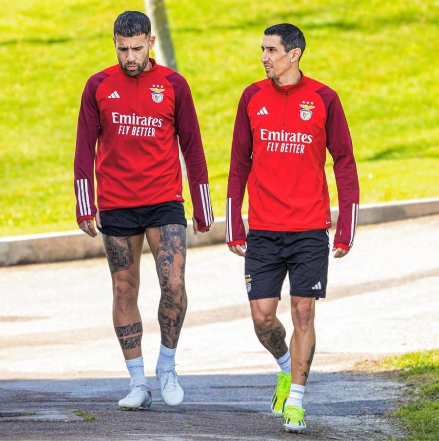 Atacante argentino (D) est&aacute; atualmente no Benfica