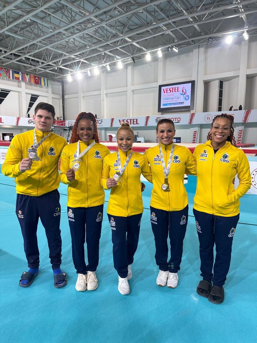 Jade Barbosa (segunda, da direita para a esquerda), ficou com o ouro