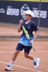 Jovem tenista prepara-se para treinar nos EUA ainda este ano