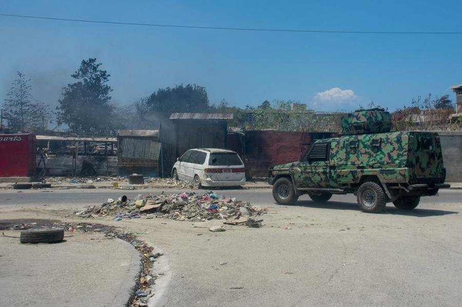 &Aacute;reas centrais tem carros e casas queimados, em meio a vigil&acirc;ncia militar