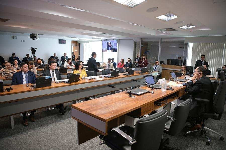 Comiss&atilde;o aprova projeto de lei que obriga corruptos a ressarcimento em dobro