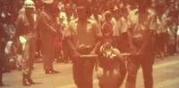 Em desfile, durante a ditadura militar, indígena da etnia Krenak é carregado em pau-de-arara