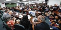 Plenarinho da Assembleia Legislativa ficou lotado durante a reunião da Comissão de Saúde nesta quarta-feira que debateu a greve nos hospitais da região Metropolitana