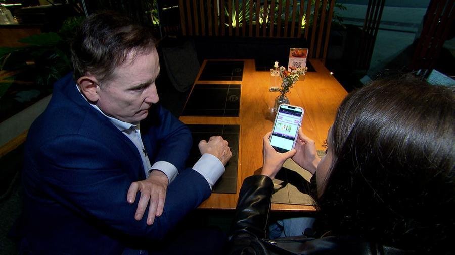 Em entrevista exclusiva para Roberto Cabrini, as v&iacute;timas contam, em detalhes, como eram as sess&otilde;es de fotos, com depoimentos marcados por traumas