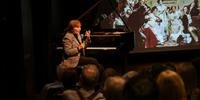 Pianista Olinda Allessandrini em audição comentada no Instituto Ling