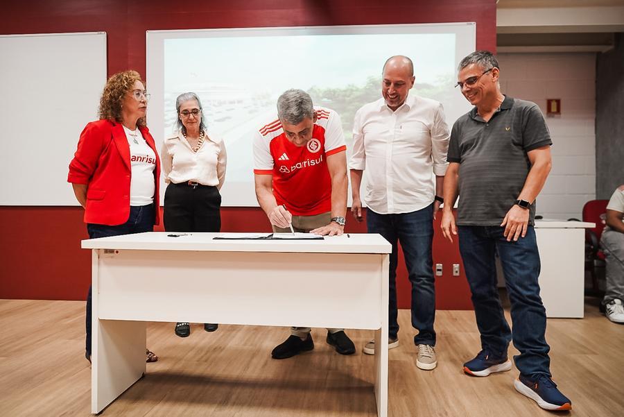 Assinatura foi realizada no Beira Rio no dia de anivers&aacute;rio do clube