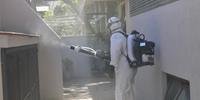 Operação de bloqueio químico com aplicação de inseticida em ruas do bairro São João.