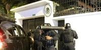 Polícia equatoriana arrombou as portas externas da sede diplomática mexicana em Quito