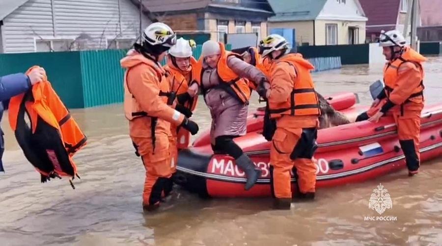 Mais de 4.000 pessoas foram retiradas de uma &aacute;rea inundada ao sul dos Montes Urais
