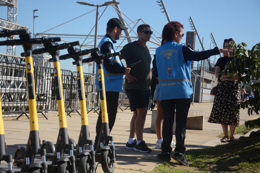 Agentes da EPTC promoveram atividades de educa&ccedil;&atilde;o para uso de patinetes el&eacute;tricos na Orla do Gua&iacute;ba, em Porto Alegre