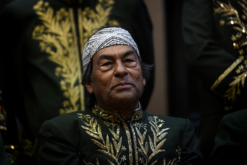 Usando um len&ccedil;o de mi&ccedil;angas ind&iacute;genas e vestido com o tradicional terno bordado a ouro dos membros da Academia, Krenak toma posse na &uacute;ltima sexta-feira, dia 5