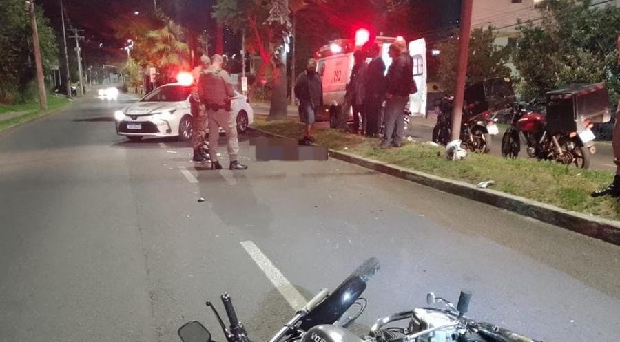 Homem morreu e mulher ficou ferida ap&oacute;s moto colidir contra poste em Porto Alegre