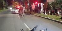 Homem morreu e mulher ficou ferida após moto colidir contra poste em Porto Alegre