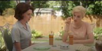 Alice (Jessica Chastain) e Celine (Anne Hathaway), duas mães da década de 1960, amigas e vizinhas, estão devastadas pela morte do filho de uma delas