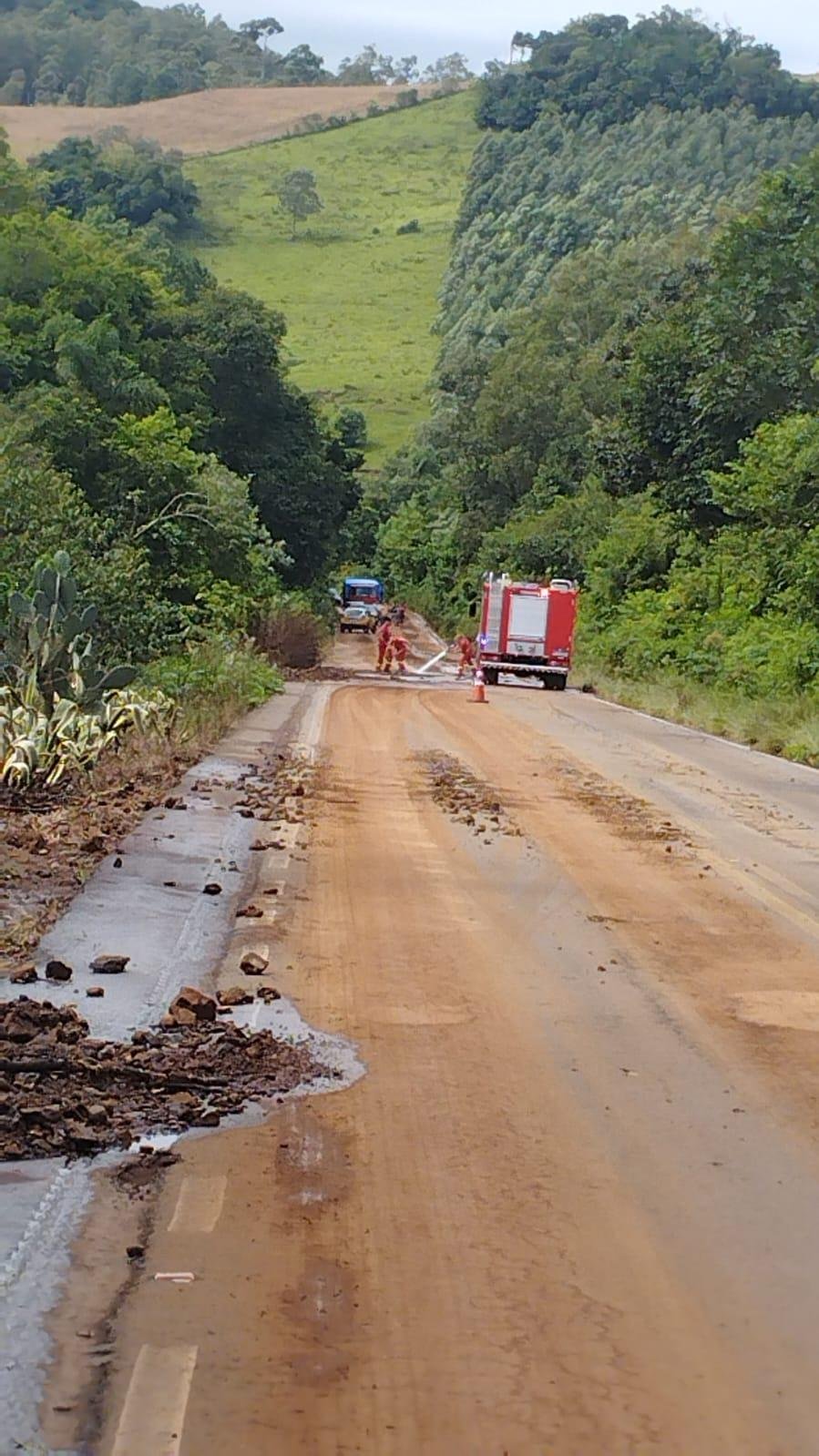 Em Candel&aacute;ria,, Bombeiros e CRBM trabalham para liberar a ERS 400, ap&oacute;s desmoronamento