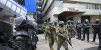 Militares deixando a embaixada do México em Quito