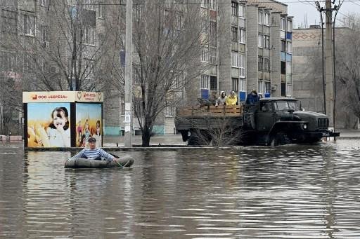 Em Orsk, na regi&atilde;o russa de Orenburg, um morador usou o bote