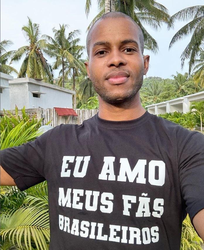Ator Andrew McFarlane postou foto com camiseta em que diz 'Eu amo meus f&atilde;s brasileiros'