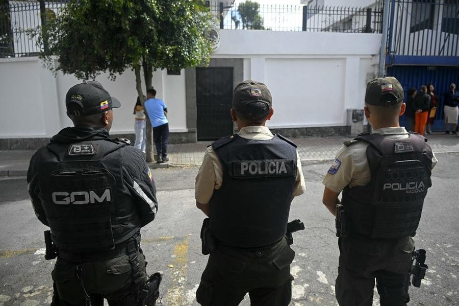 Guarda policial em frente &agrave; embaixada mexicana em Quito em 8 de abril de 2024