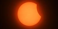 Lua começa a eclipsar o sol durante o eclipse solar total em Mazatlan, estado de Sinaloa, México, em 8 de abril de 2024