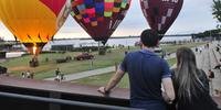 Público aproveitou para apreciar o pôr do sol do Guaíba com o colorido dos balões