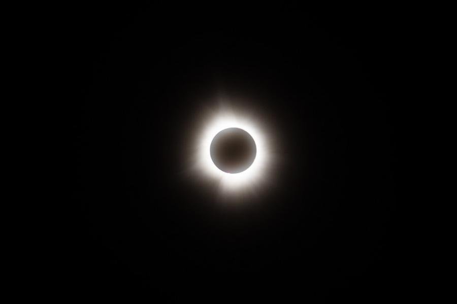 Disco lunar cobriu o sol por volta das 11h, no hor&aacute;rio local