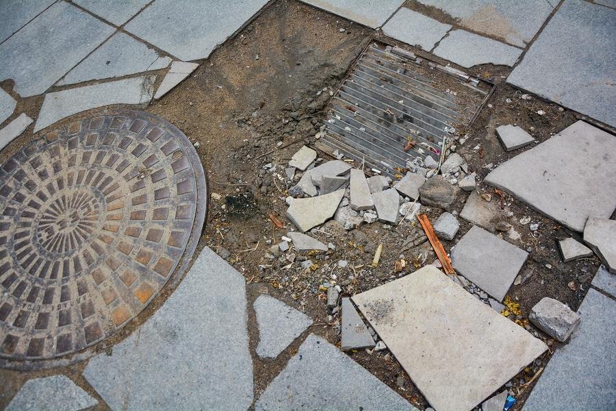 Buracos e desn&iacute;veis nas cal&ccedil;adas da Rua dos Andradas