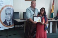 Paulo Matukait entregou a medalha e o diploma Honeyde Bertussi, da Fundação Cultural Gaúcha, do MTG, para a radialista Maria Luiza Benitez