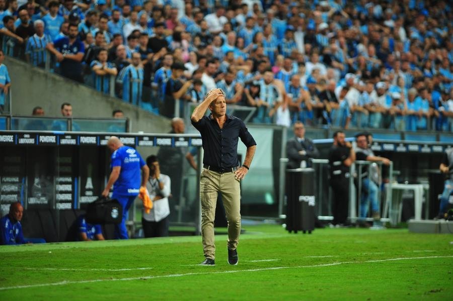 &ldquo;Eu prefiro colocar um jogador que &eacute; um pouco inferior, descansado, do que colocar outro cansado. &Eacute; simples&rdquo;, resumiu Renato