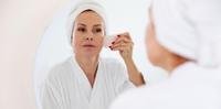 Cuidados com a pele para mulheres 50+ deve se basear em três pilares: limpeza, hidratação e fotoproteção