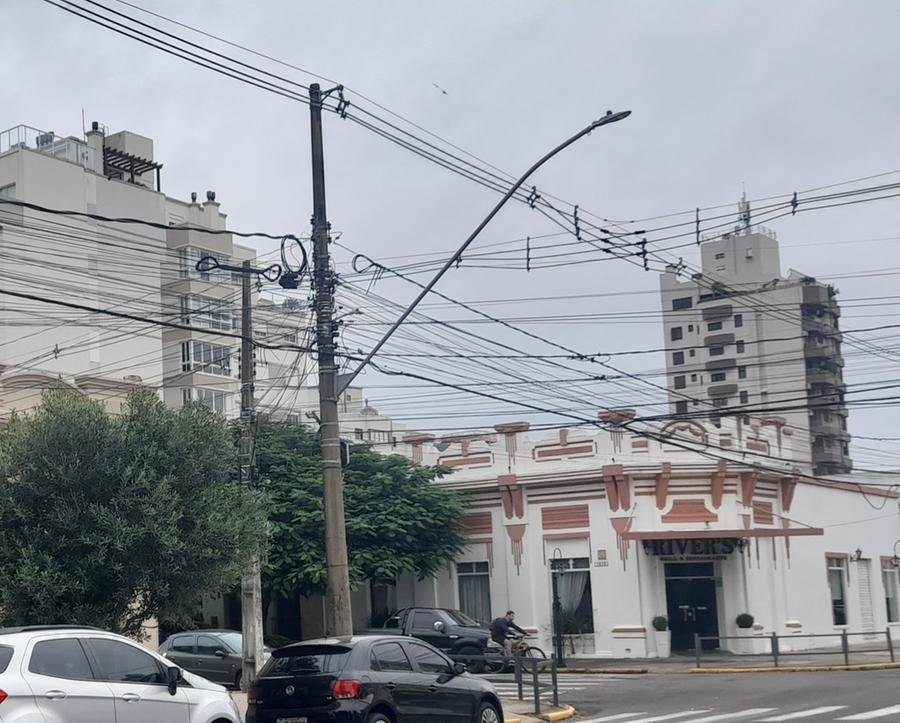 Fios em desuso e acumulativos ser&atilde;o gradativamente retirados dos postes de Uruguaiana