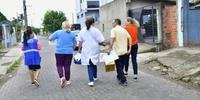 Equipe da Secretaria Municipal da Saúde percorreu as ruas da Vila Palmeira neste primeiro dia da ação